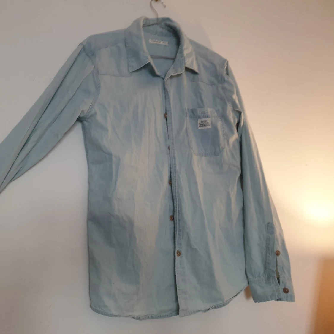 Ljus långärmad skjorta - 90