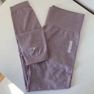 Gymshark tights  - Nästan helt oanvända  Fint skick  Säljer då de inte kommer till användning 