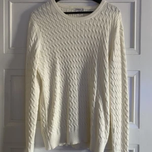 J Lindeberg tröja - Smutsvit kabelstickad tröja från J Lindeberg i bra skick då den bara använts några gånger, skick 9/10. Nypris 1099kr