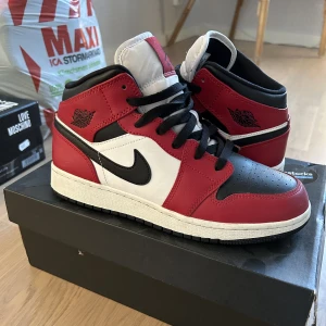 Jordan 1 mid chicago black toe  -  Äkta Jordan 1 i nyskick. Pris kan diskuteras. Finns box osv med. 