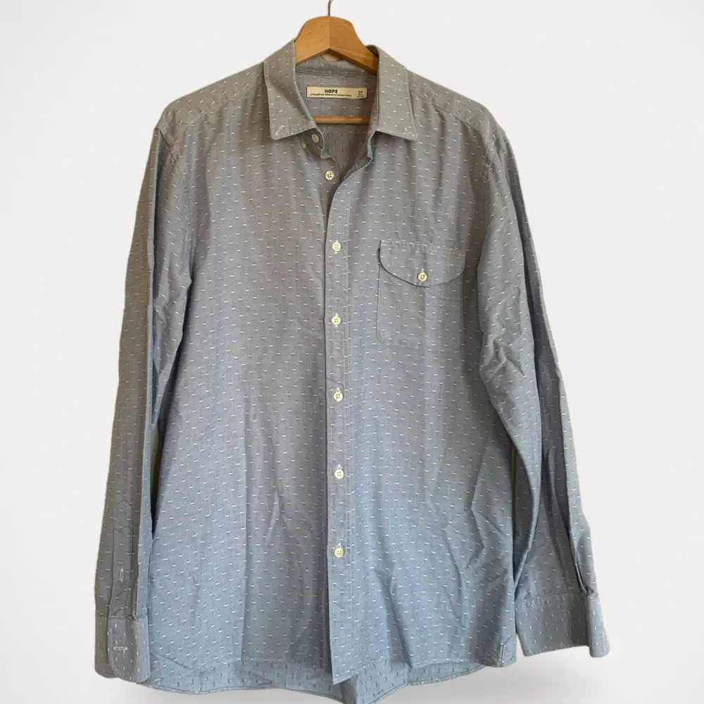 Skjorta från Hope, modell Scott BD Shirt. Använd, men utan anmärkning.  Storlek: 52 Material: Bomull. Skjortor.