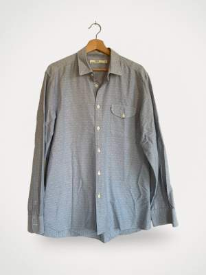 Skjorta från Hope, modell Scott BD Shirt. Använd, men utan anmärkning.  Storlek: 52 Material: Bomull
