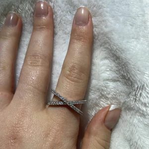 Rhinestones ring - Säljer denna då den lite för stor för mig, storlek 8, super fin ring , material: koppar