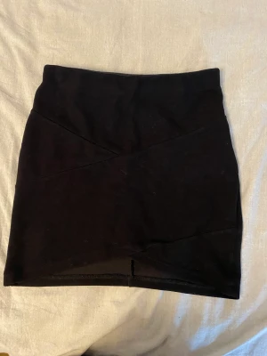 En svart kjol från Cubus  - En fin svart kjol från Cubus i strl 158/164, skulle säga att den sitter som en XS/S