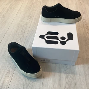 Eytys Doja Laceless - Ett par Eytys i modellen Doja Laceless. 10/10 skick. Fick de i födelsedagspresent men de passade inte så blir tyvärr tvungen att sälja dom. Aldrig använda. Nypris: 2500kr. Kontakta mig för mer frågor och bilder🤗