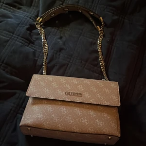 Guess väska  - Säljer då jag aldrig använder den 💗