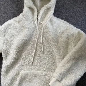 Fluffig vit hoodie från H&M. Använd fåtal gånger. 