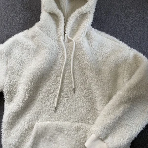 Hoodie - Fluffig vit hoodie från H&M. Använd fåtal gånger. 