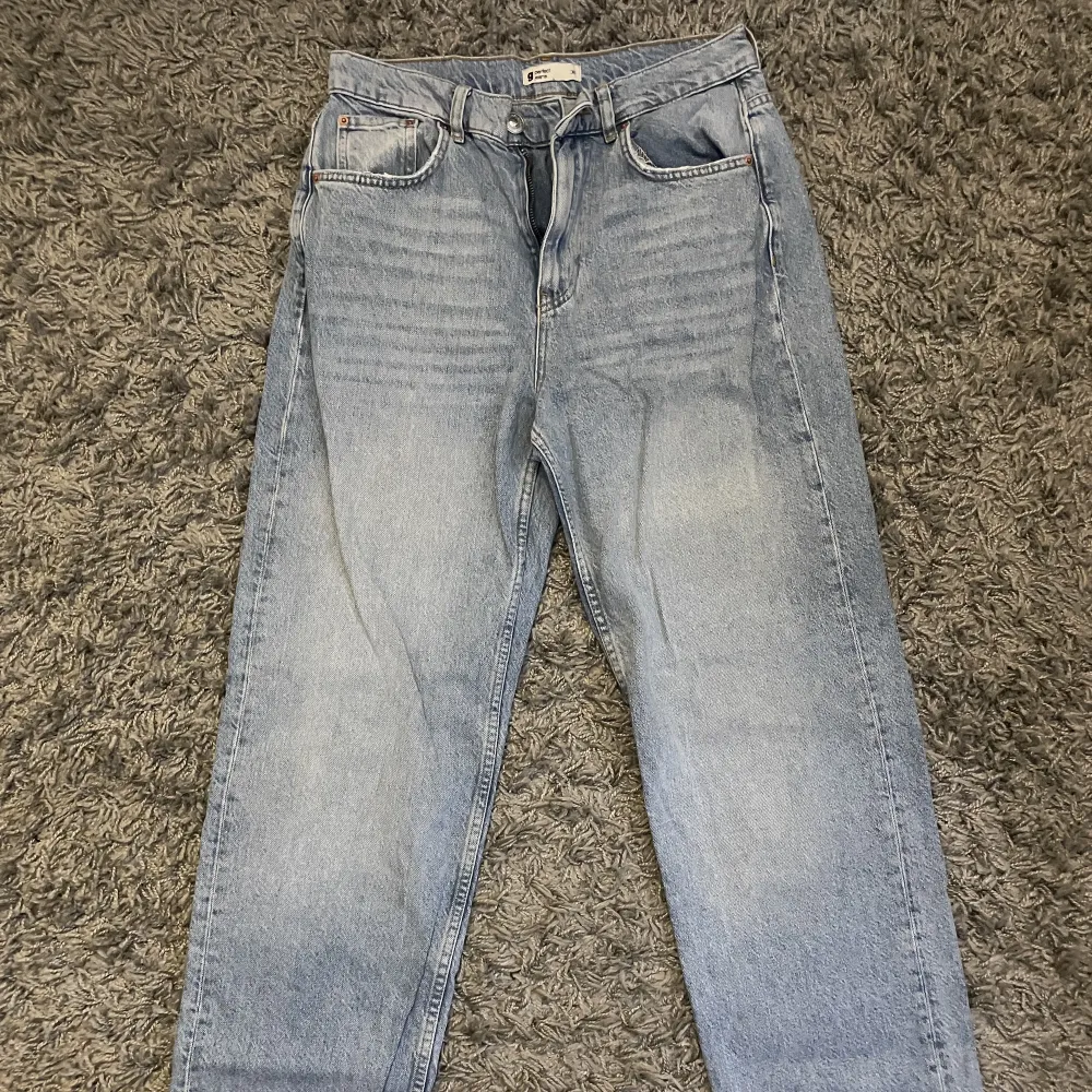 Ljusblå raka jeans från ginatricot, använd fåtal gånger. Midwaist, storlek 36. Nypris 499, mitt pris 100kr eller bud💗. Jeans & Byxor.