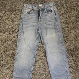 Ljusblå raka jeans från ginatricot, använd fåtal gånger. Midwaist, storlek 36. Nypris 499, mitt pris 100kr eller bud💗