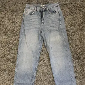 Ljusblå raka jeans från ginatricot, använd fåtal gånger. Midwaist, storlek 36. Nypris 499, mitt pris 100kr eller bud💗