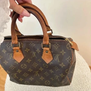 louis vuitton speedy - Speedy väska från LV. 25 cm. Äkta givetvis. Otroligt bra skick. Finns inga defektern på väskan alls. Endast handtagen som ser använda ut men det är bara snyggt! 