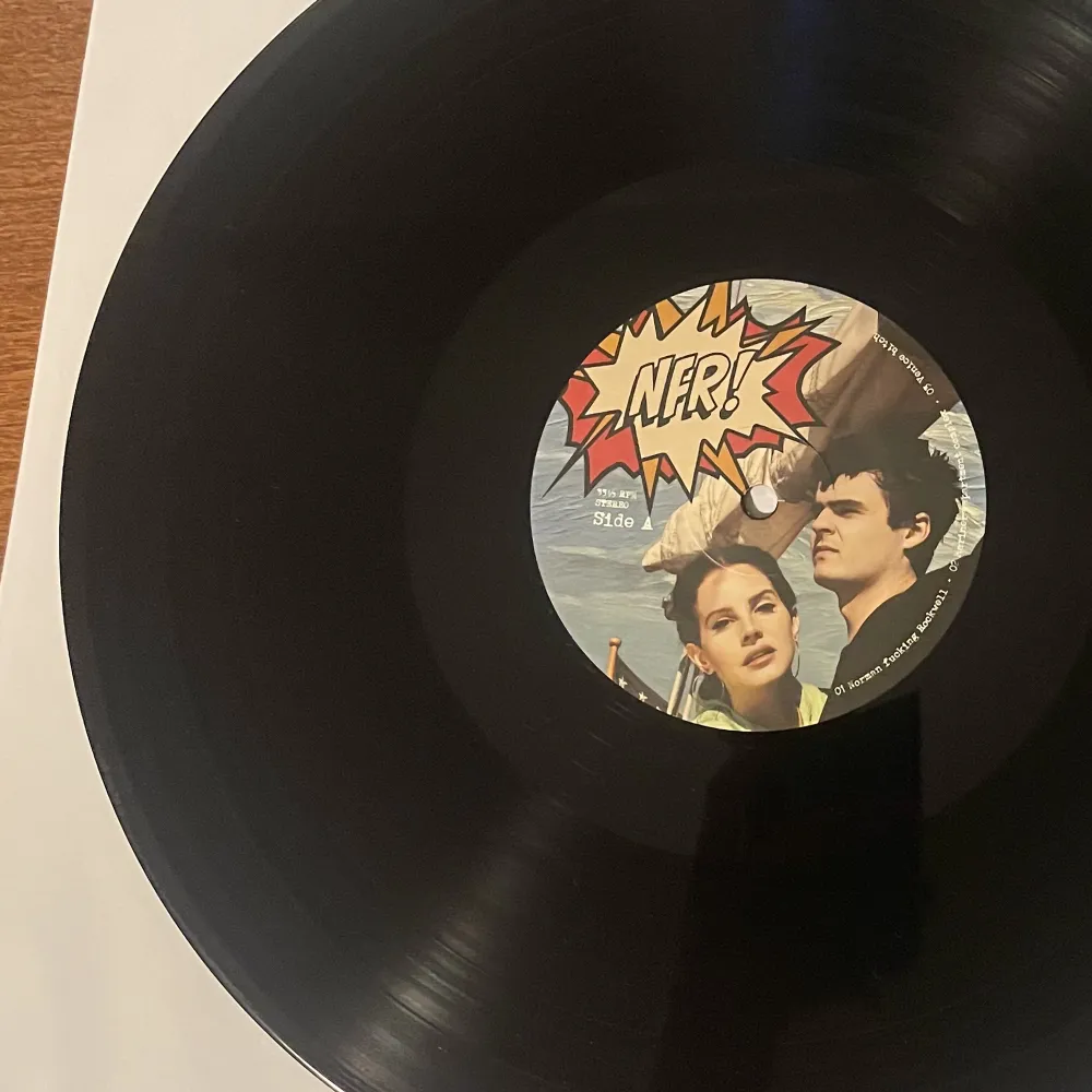 Lana del rey vinyl, som är helt oanvänd, kommer med 2 st lp skivor. Albumet - normal fucking rockwell(nfr)  Skriv för fler bilder/ frågor  Plast fodralet medföljer.  Står inte för postens slarv! Köparen betalar alltid frakt!. Övrigt.