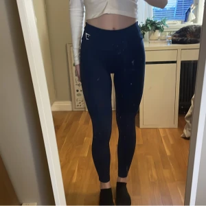 Gymshark träningstights - Blå träningstights från Gymshark i stl S. Superskönt material men har knappt använt.