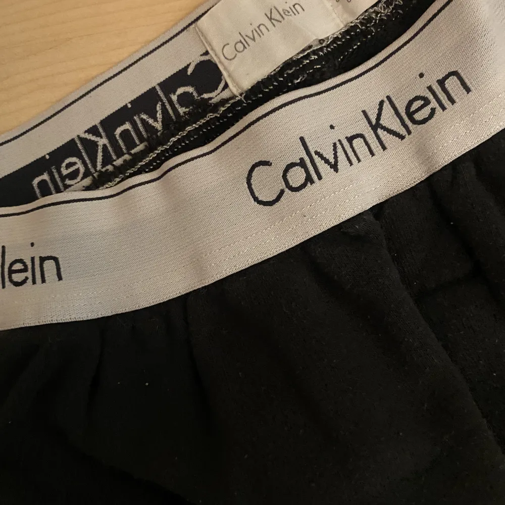 Clavin klein byxor lite mera pösigare som mjukisbyxor. Jeans & Byxor.