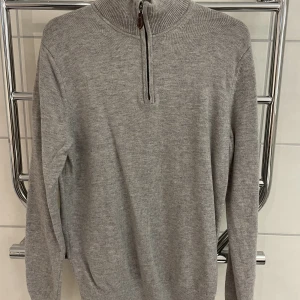 Hilfiger stickad tröja ull M - Stickad tröja i ull från Hilfiger. Storlek medium. 