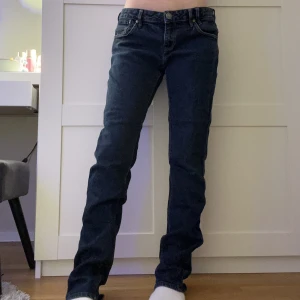Jeans - Säljer mina mörkblåa lågmidjade jeans ifrån pencil men som jag tidigare köpt second hand, de är både för långa och förstora i midjan på mig🩷