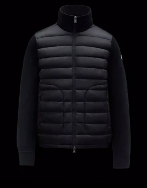 Söker Moncler Cardigan  - SÖKER MONCLER CARDIGAN I STORLEK M ELLER L. Svart eller marinblå Funkar.Till ett bra och rimligt pris