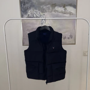 Gant väst - Jag säljer min gant väst i storlek 158/164. Jag köpte den våren 2023 och den är endast använd ett fåtal gånger. Inge märken eller skador. (Nypris 1500kr)
