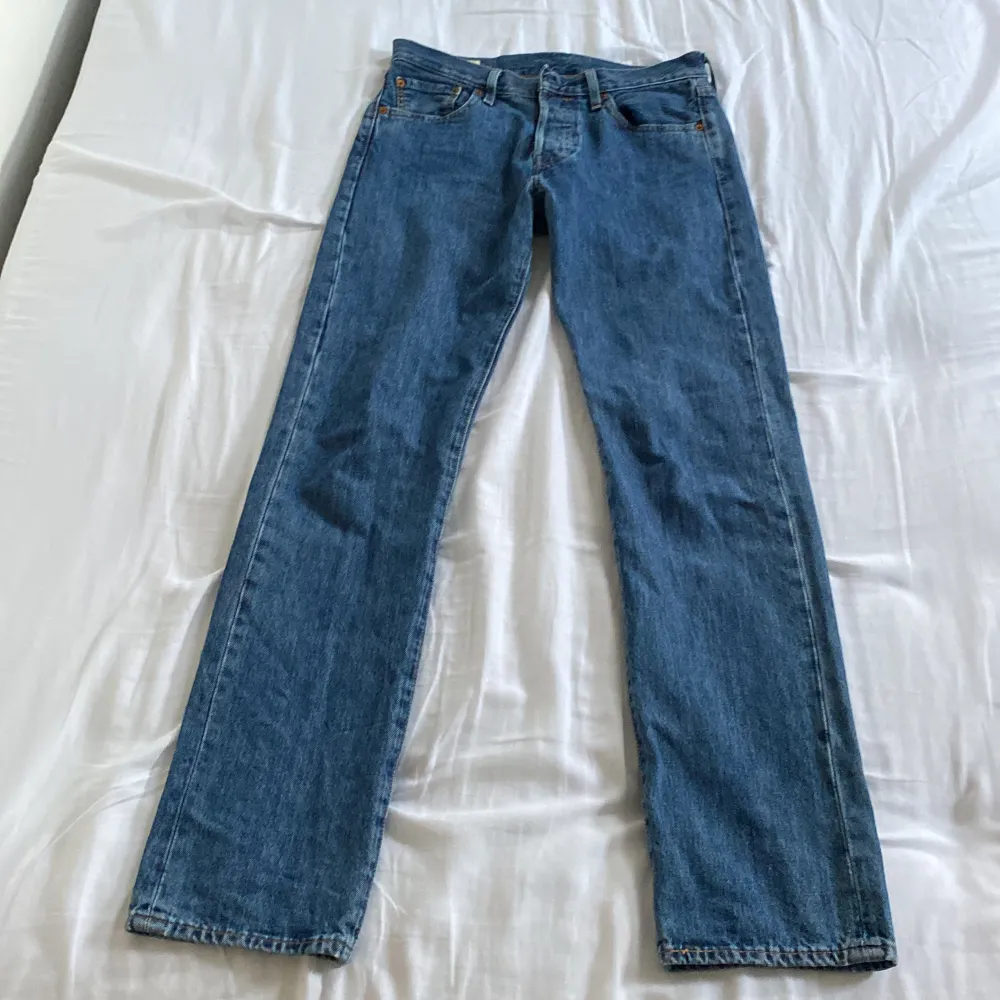 Snygga Levis 501 jeans i väldigt bra skick. Midjemått 39 rakt över och Innerbenslängd 83. Skriv vid frågor💕. Jeans & Byxor.