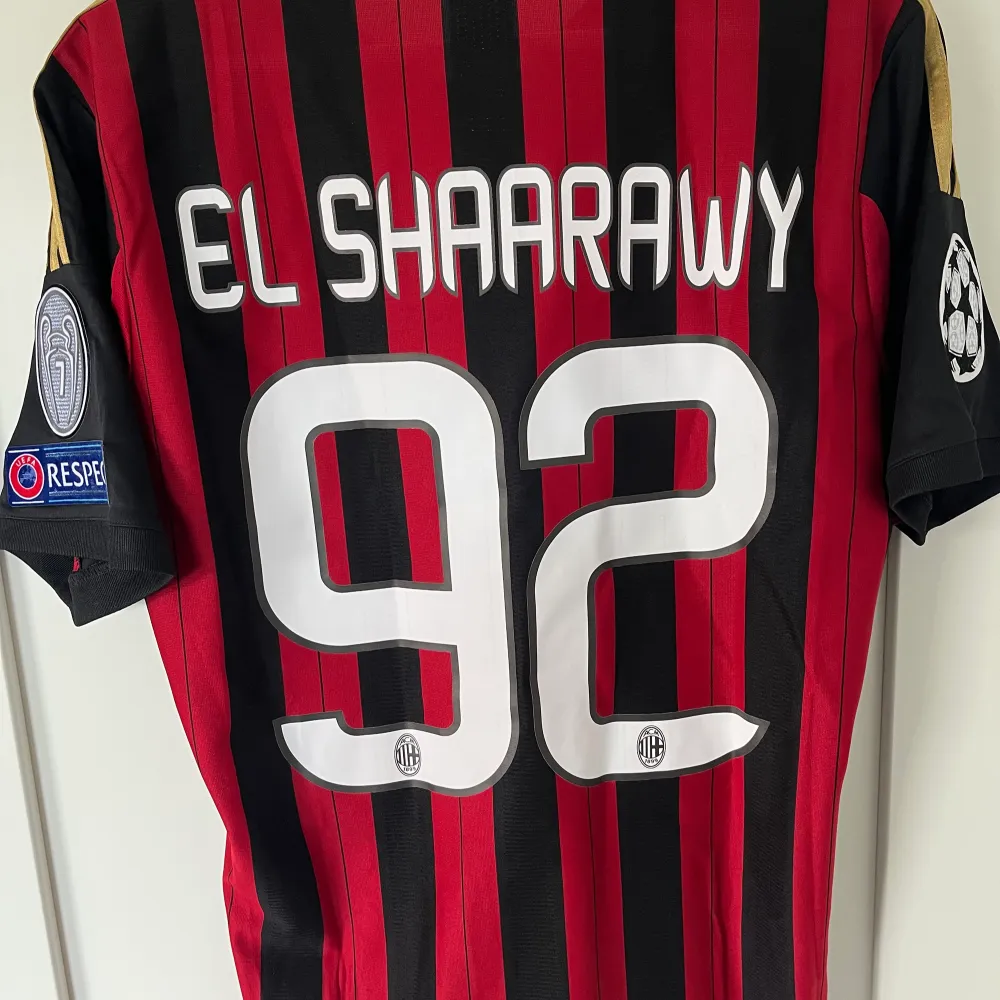 AC Milan tröja med El Sharaawy tryck, från 2013. Storlek S. T-shirts.