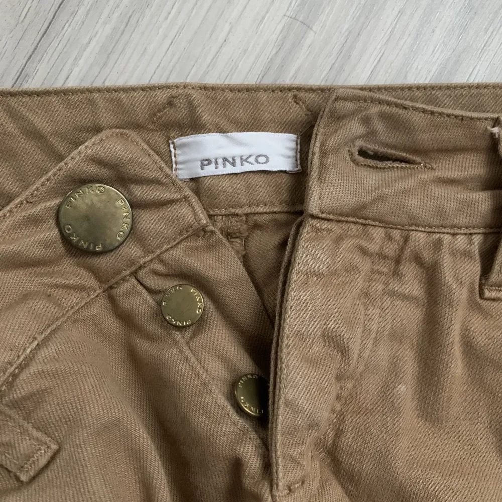 Äkta Pinko byxor använda 3 gånger, utmärkt kvalitet och inga skador i materialet, straight fit på byxorna, low waist. Jeans & Byxor.