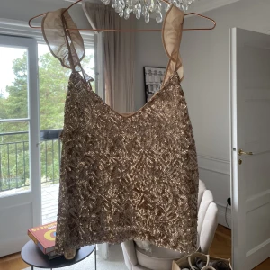 Festtopp - Topp från mango med paljetter