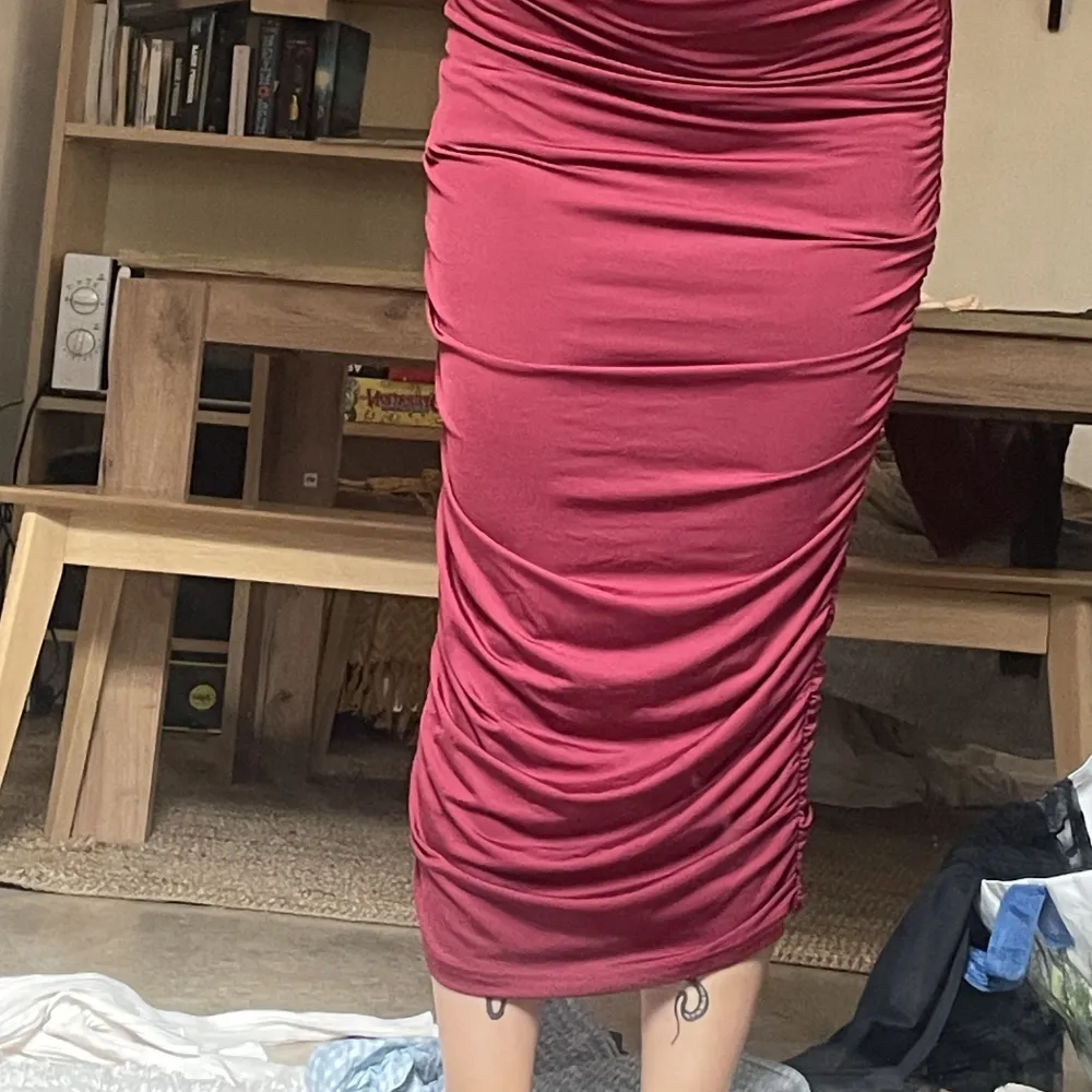 Jättefin vinröd långklänning! Aldrig använd, se bild 2 för att se hur lång den är (jag är 157cm). Säljer då jag inte har tillfälle att använda den, men den är supersnygg ❤️. Klänningar.