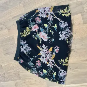 Fin kort tunn kjol Lite fransig  (Tips! Köp med bundle för att spara på den frakten🔥! In och fynda fler plagg i flödet👑😉)