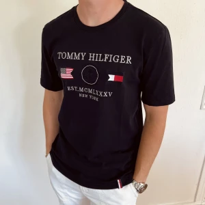 Tommy Hilfiger T-shirt använd 1 gång - Knappt använd hilfiger Tisha. Nypris 700kr.  