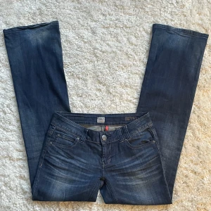 Lågmidjade Bootcut jeans  - Lågmidjade Bootcut jeans från Only ❌inga bilder på då de är för stora❌ innerbenslängd: 84 midjemått:38 vill du köpa trycker du på ”köp nu” postar alltid samma dag eller dagen efter köp 