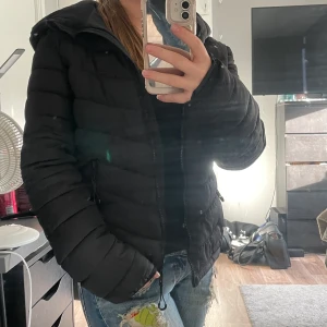 Jacka  - Basic svart jacka från FB sister. Jätte skön men använder en annan jacka därför säljer jag den.  Kom gärna med pris förslag💕