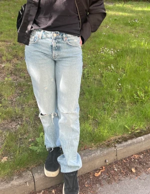 Zara - Säljer dessa zara jeans mid rise i storlek 34 för små för mig är vanligtvis 36 i jeans och 164 cm. Bra skick 
