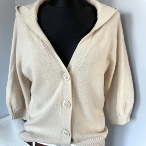 Kofta - Skitfin kofta/bolero med trekvartsärmar i cashmere och merinoull.  Står ingen storlek men skulle säga S/M men jag e XS å den sitter snyggt oversized också. 