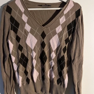 Brun argyle tröja - Fin argyle tröja med rosa och svarta rutor💞💞