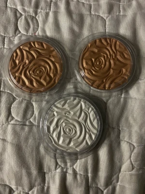 Brightening serum powder - Brightening serum powder (puder) från By Terry nypris ca. 600 för en 10g. Det är refill så säljer billigare. 1 för 90 alla 3 för 220