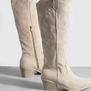 Cowboy stövlar - Säljer världens snyggaste helt nya cowboystövlar då strl är förliten för mig💔Stövlarns är helt slutsålda och är i strl 39. Skriv gärna för fler bilder!