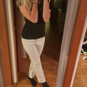 gråa isolde jeans - ett par gråa jeans med snygga detaljer på bakfickorna, använd ett fåtal gånger! Jag är 170 och de är lite korta på mig så passar nog perfekt på någon 160-165❤️