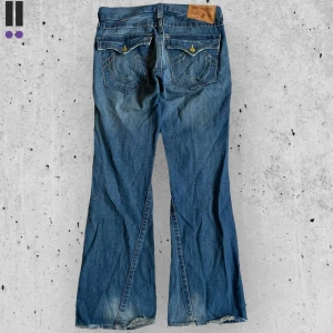baggy boot cut true religion 709  - True Religion jeans i model Vet inte 💜 Tag 31W 💜Midja (rakt över) 43cm 💜 Innerben 87cm 💜 Ytterben 110cm 💜 Benöppning 26cm 💜 Nedgågna, små fläckar 💜Våra mått blir W=33, L=34 💜 Men jämför alltid måtten💜709