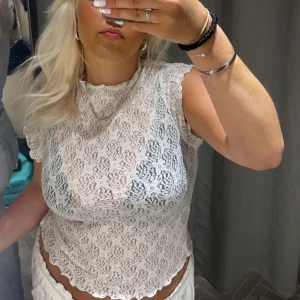 Söt topp🤍 - Använd en gång men den va inte riktigt min stil så nu säljer ja den💕