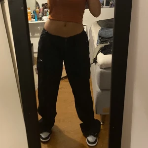 nike byxor - ett par sjukt snygga nike byxor som är justerbara, lågmidjade skulle säga att de går att justera hur som helst i midjan men passar mig som hag 36❤️ hör av dig för fler bilder