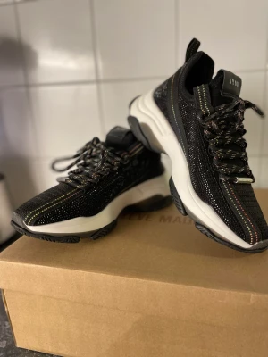 Steve madden skor - Limited edition steve madden skor.  Använda max två gånger.  Kartong finns till.  Storlek 37  Nypris 1100