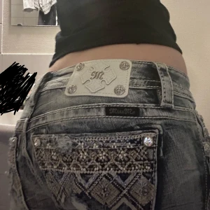 Lågmidjade miss me - Lågmidjade miss me jeans som jag vill sälja snabbt därför säljs de för 350🫶 modell skinny. Jag har spetsat upp dom. Midjemått rakt över 37 innerbenslängden 66. Använder endast köp nu på dessa🫶
