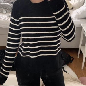 Randig tröja - En svart vit randig stickad tröja med slits ifrån Zara🖤 använd endast 1 gång ✨