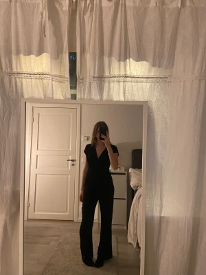 Byxdress  - Supersnygg svart/glittrig byxdress från happy Holly, använd 1 gång och passar perfekt till nyår eller fest! Nypris :599🥰 
