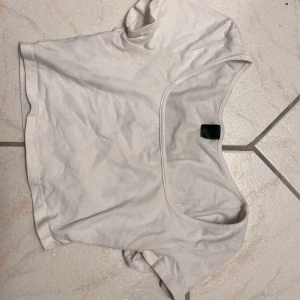 SHEIN t shirt - Väldigt använd då storleken på lappen har gått bort, har en ljus fläck på baksidan som inte syns så mycket men syndes i bilden då det var bra ljus. Jag säljer pga jag intw kommer använda den längre. Vill man ha närmare titt kontakta mig.