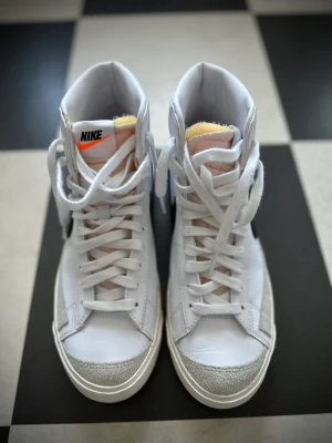 Nike Blazer Mid ’77 - Använda fåtal ggr.  Inga defekter. Sulan lite smutsig.  Inköpt på nätet 2022 Hör av dig om du funderar på något eller vill ha fler bilder. 