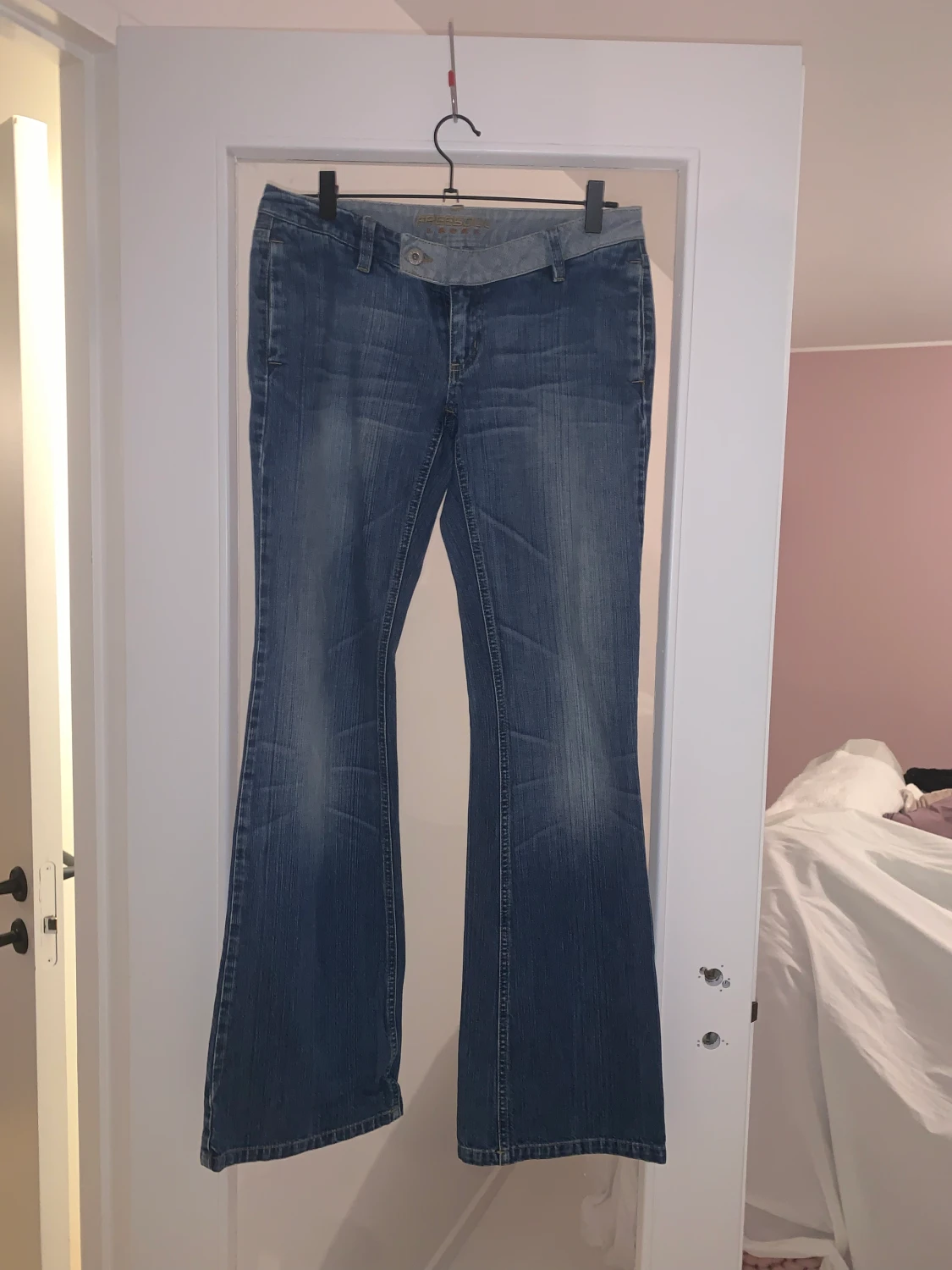 Lågmidjade utsvängda jeans🍄