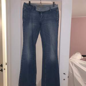 Supersnygga Lågmidjade jeans med cool detalj upptill🌸Försmå för mig så har ingen bild på. Märke Freesoul Label strl S