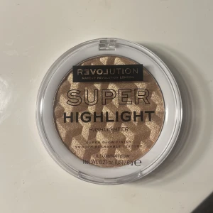 Highlighter revolution - Säljer den här superfina highlightern i färgen rose☺️Den är aldrig öppnad och aldrig testad (sitter tejp på förpackningen)!!☺️Säljer för 40kr